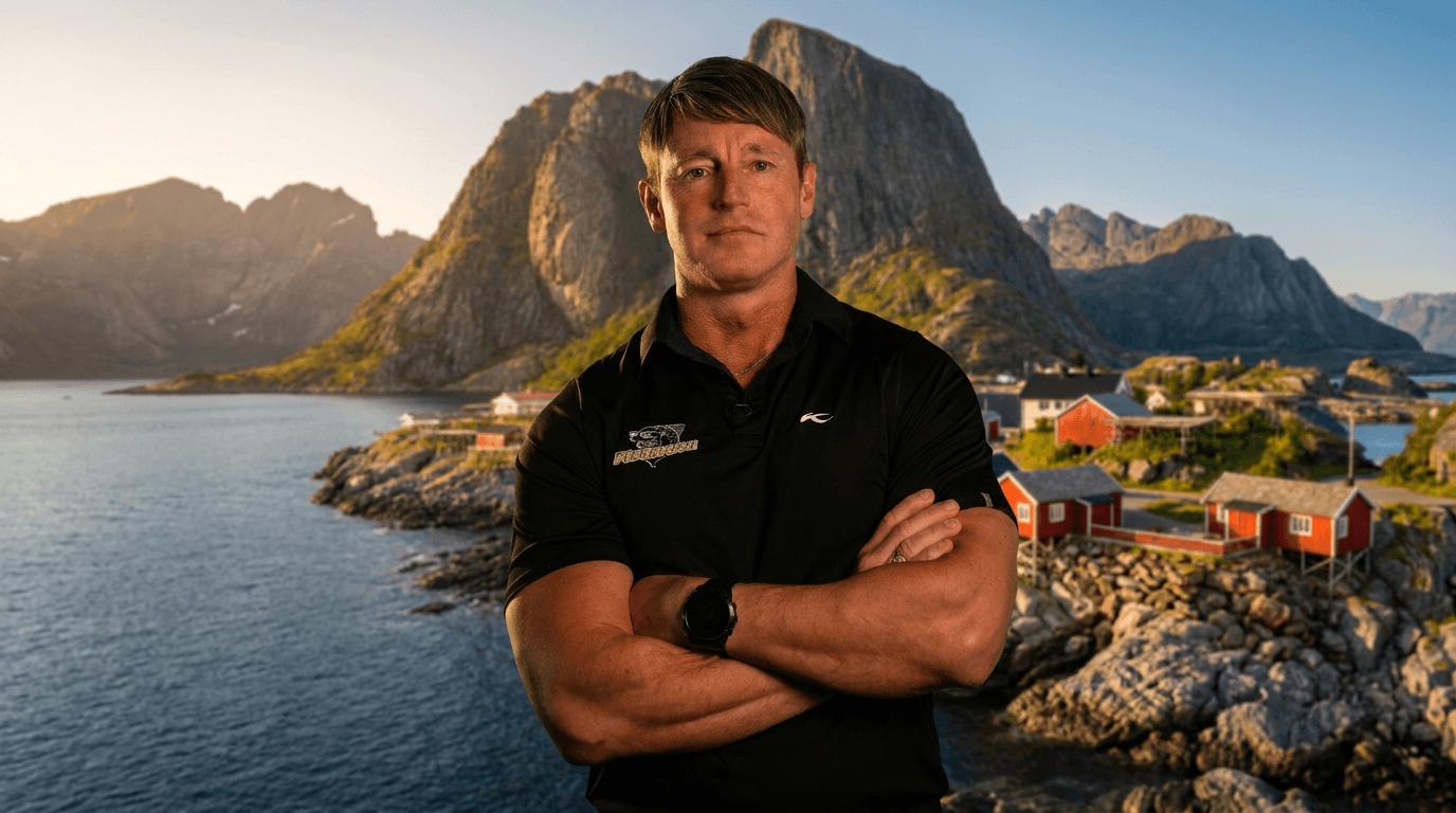 Pål Sømme, grunder av Fiskeruta og initiativtaker bak Lutefisk.no, fotografert på Lofoten med fjell og rorbuer i bakgrunnen